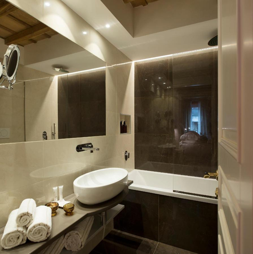 Bathroom 4, Palazzo Caruso, Roma