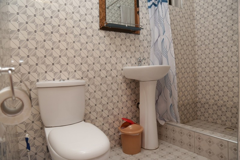 Bathroom 4, Peemarys Hotel, Tema