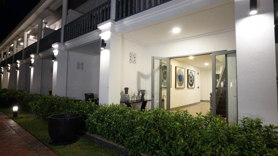 Exterior & Views