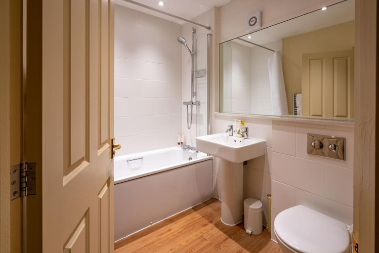Bathroom 2, Crown Inn at Tolldown, South Gloucestershire