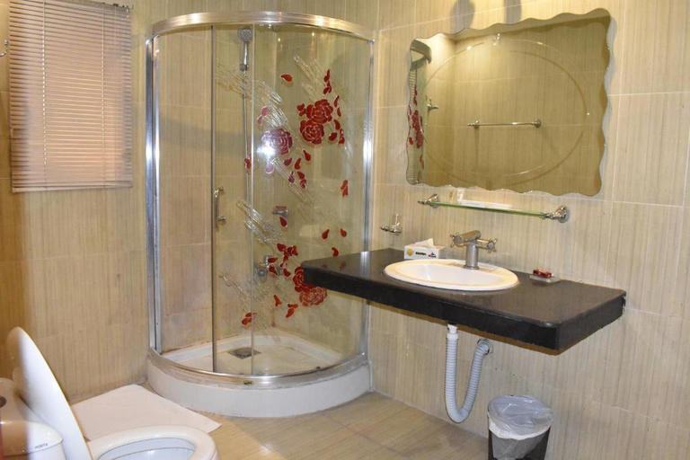 Bathroom 3, Safari Club 2, Islamabad