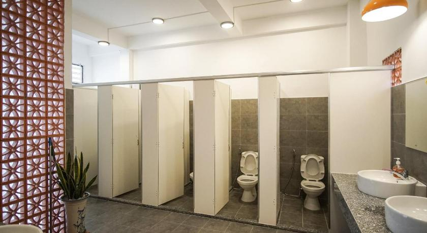 Bathroom 3, CT Hostel Da Nang, Da Nang
