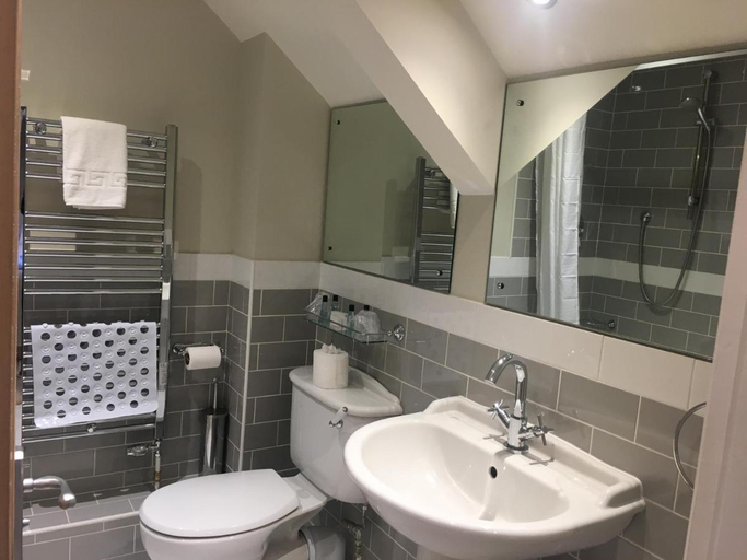 Bathroom 2, The Galleon Inn, Cornwall