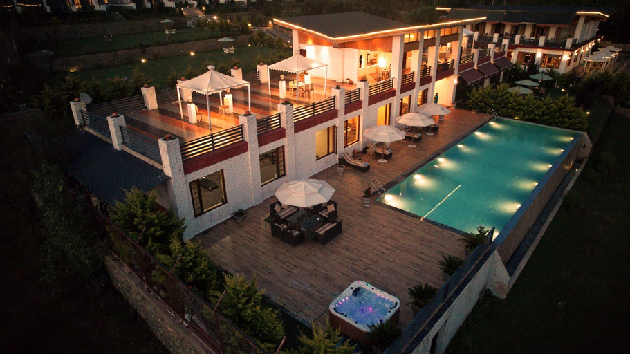 Exterior & Views