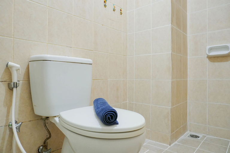 Bathroom, Spacious & Cozy 2BR - MGR2 West Jakarta, West Jakarta