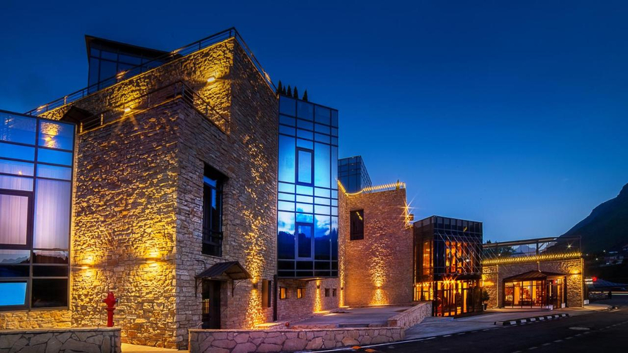 Exterior & Views