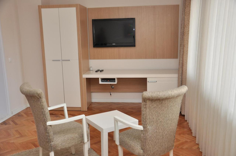 Others 4, Hotel Prima, Priština