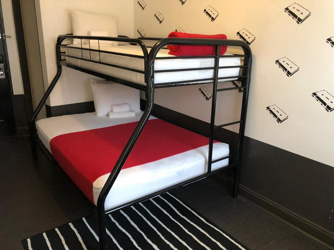 Bedroom 2, Chicago Getaway Hostel, Cook