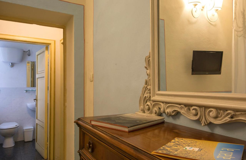 Bathroom, Palazzo Bulgarini, Siena