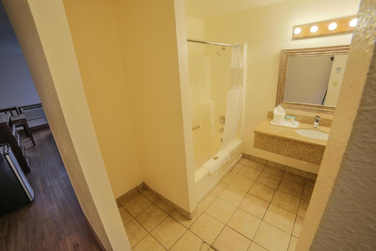 Bathroom 4, Sunnyside Inn and Suites, Clackamas