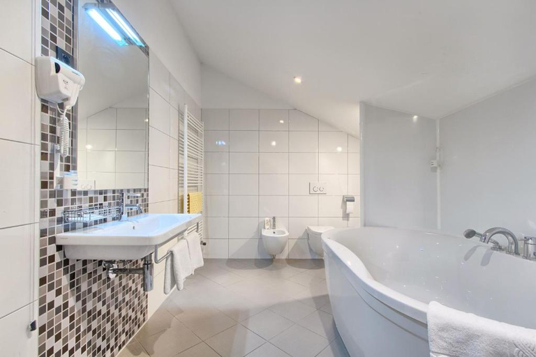 Bathroom 4, Hotel Galija, Pula