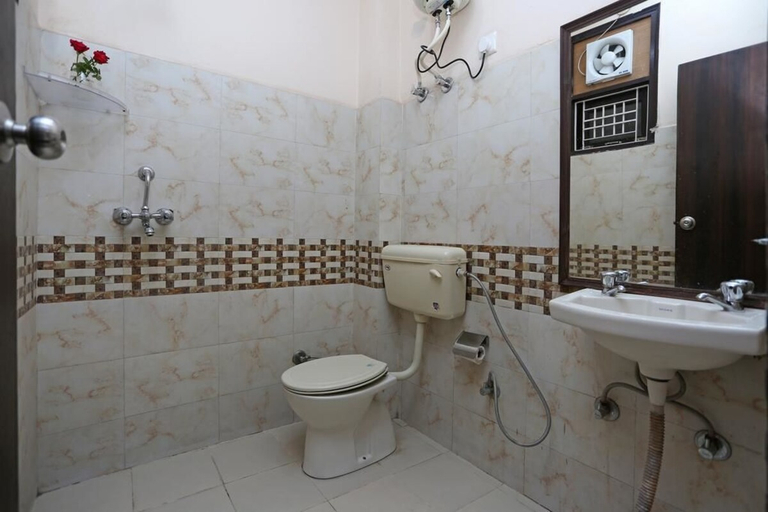 Bathroom 3, Hotel Avalon Palace, Delhi