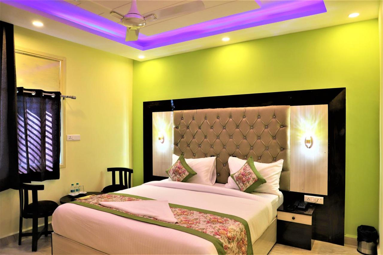 Bedroom 3, Airport Hotel Shivaka Inn, Delhi