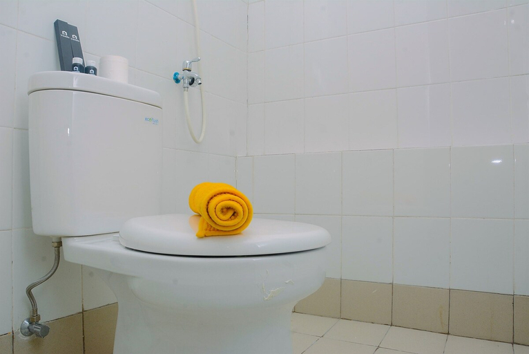 Bathroom 3, 2BR Bassura City Apartment with Nice Interior Design, Jakarta Timur