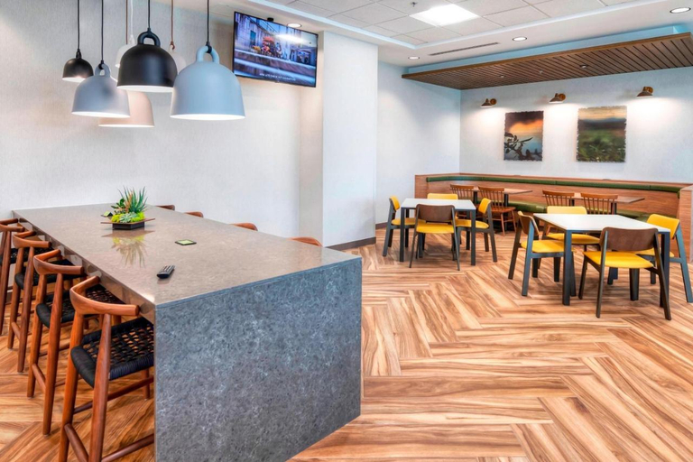 Food & Drinks 5, Fairfield Inn & Suites Ottawa Airport, Ottawa