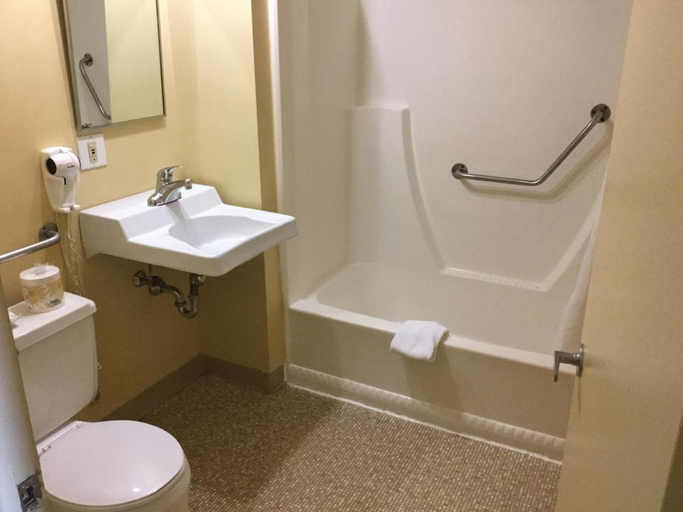Bathroom 3, Hotel Motel Hospitalité, Desjardins
