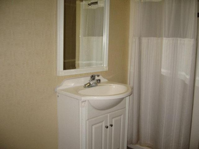 Bathroom 2, Town House Inn & Suites, Bergen