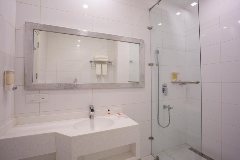 Bathroom 4, Ginger Hotel Noida City Center, Gautam Buddha Nagar