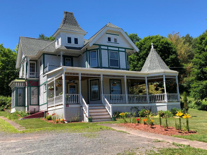 Exterior & Views