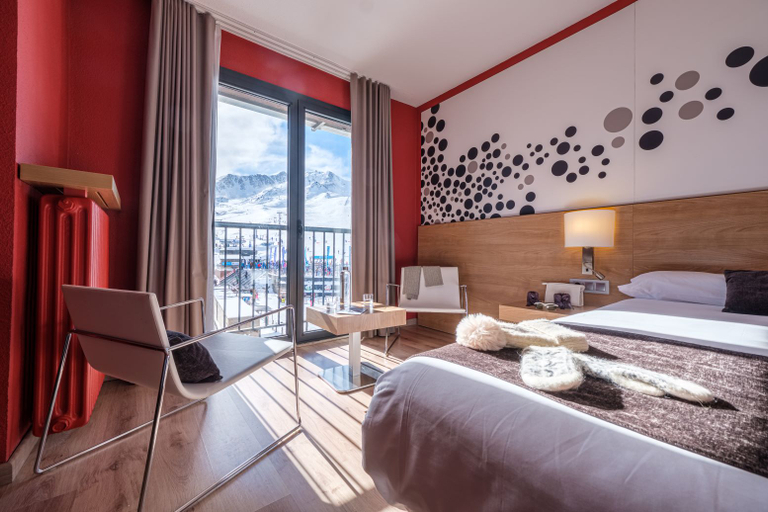 Bedroom 4, Hotel Sporting, Pyrénées-Orientales