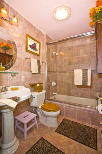 Bathroom 5, Beds on Clouds, Greene