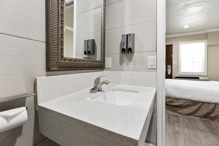 Bathroom, Le Blanc Inn & Suites, Los Angeles