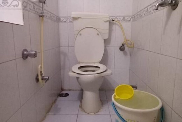 Bathroom 4, Summerland Guest House, Mumbai City
