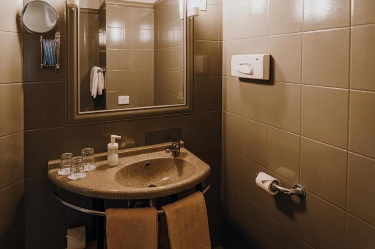 Bathroom 3, HOTEL KORONA SZEGED, Szeged