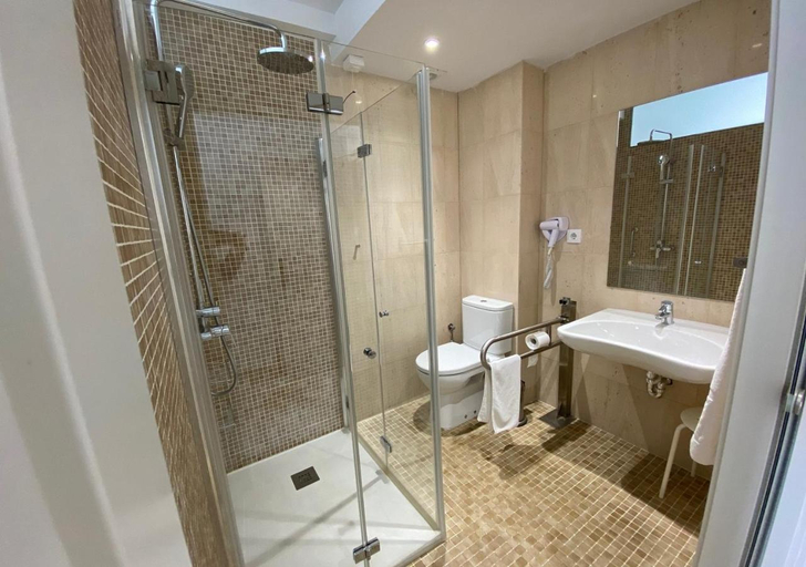 Bathroom 4, Funway Academic Resort, Madrid