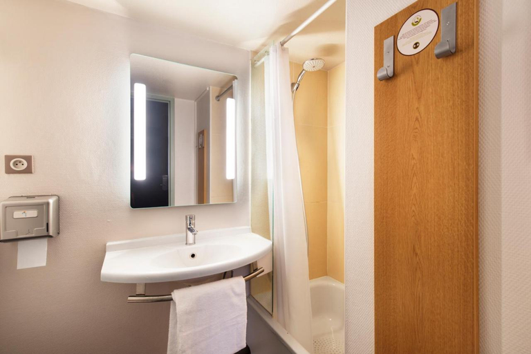 Bathroom, B&B HOTEL Lyon Saint Priest, Rhône