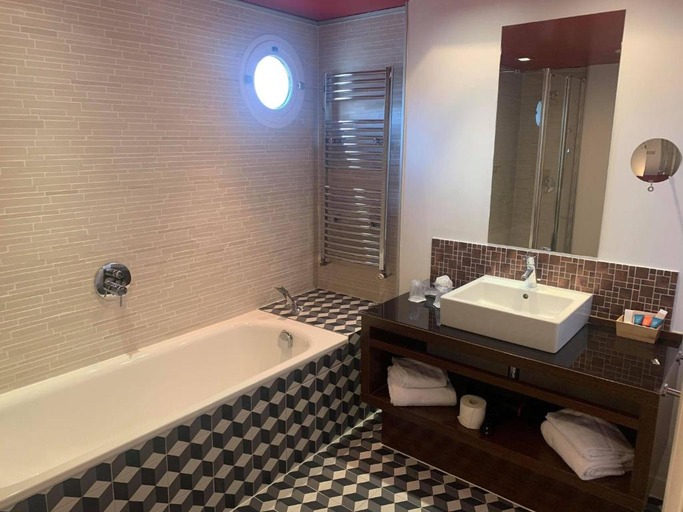 Bathroom 3, Les Pleiades Hotel-Spa-Restaurant, Seine-et-Marne
