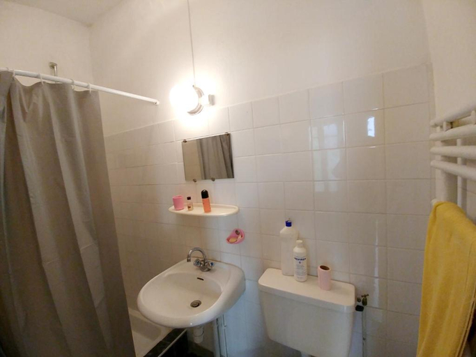 Bathroom, Maison confortable a Montreuil avec jardin cloture, Seine-Saint-Denis
