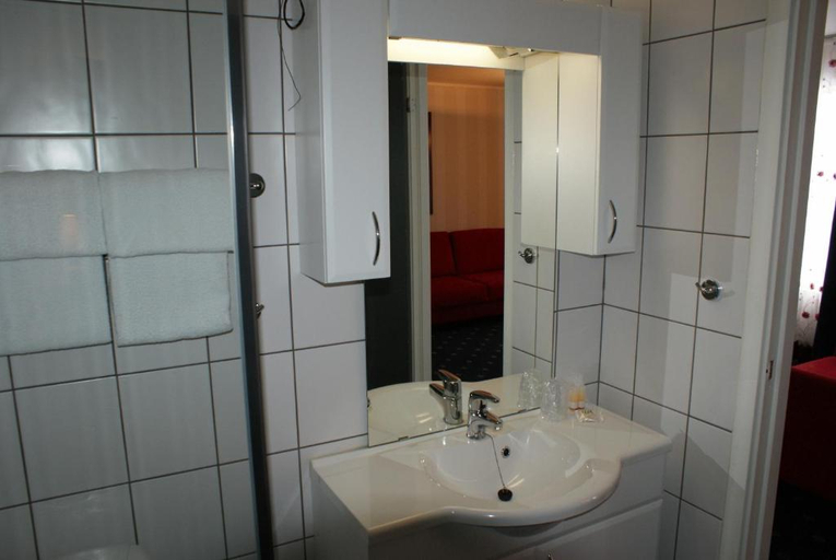 Bathroom 4, Welcome Inn Hotel Lyngskroa, Storfjord