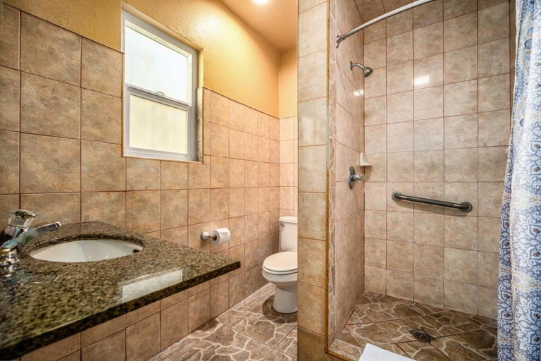 Bathroom 4, Geneva Motel, Los Angeles