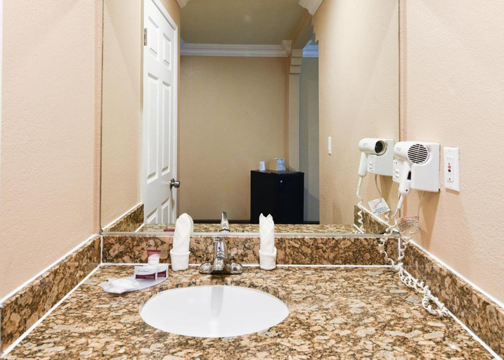 Bathroom, Hollywood Inn Express South, Los Angeles