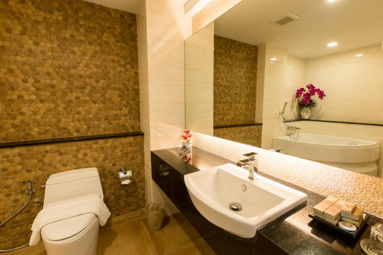 Bathroom 4, Crystal Palace Pattaya, Pattaya