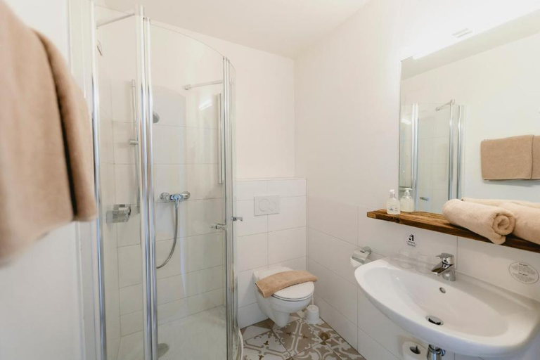 Bathroom 3, Das Franzl - Bett & Brot, Gmunden