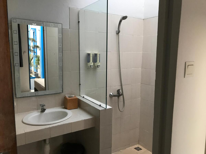 Bathroom 5, Atlas Gili Party Hostel, Lombok