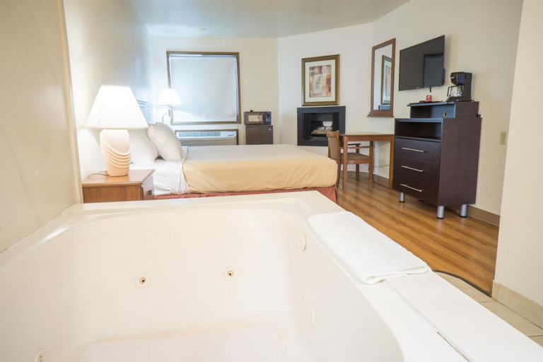Bedroom 3, Sunnyside Inn and Suites, Clackamas