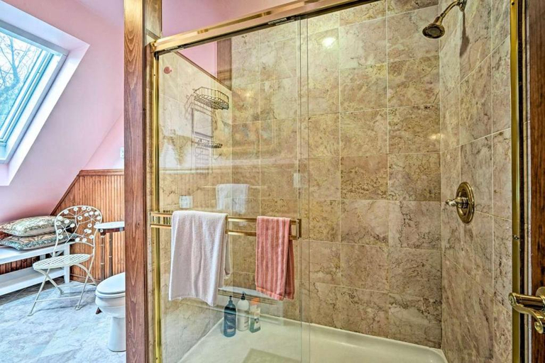 Bathroom 3, Beds on Clouds, Greene