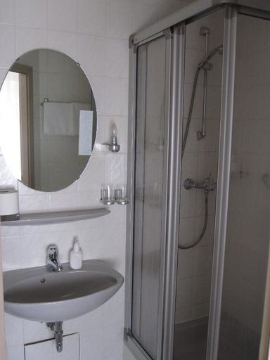 Bathroom 2, Hotel Maifelder Hof, Mayen-Koblenz