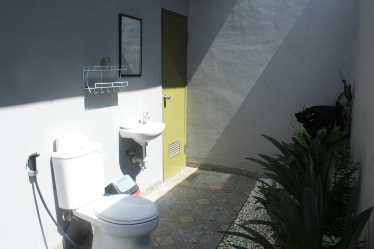 Bathroom 4, Purnama Guest House, Gianyar