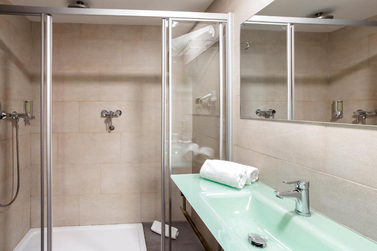 Bathroom, B&B Hotel Barcelona Rubi, Barcelona