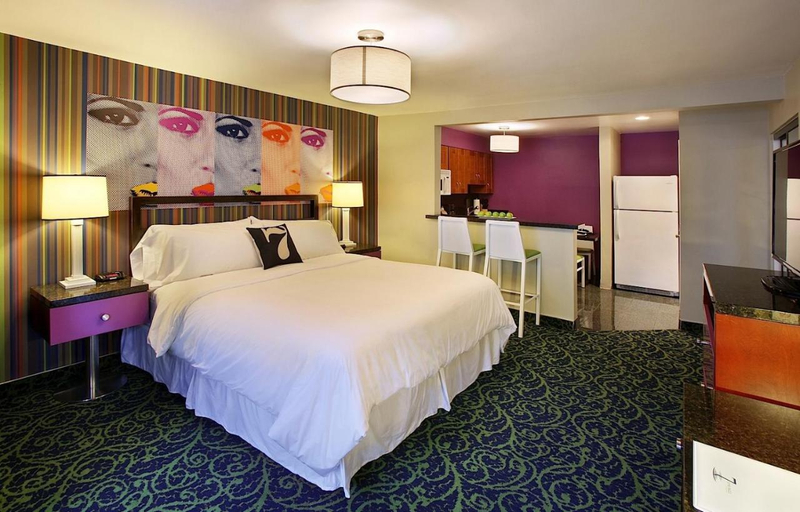 Bedroom 3, 7 Springs Inn & Suites, Riverside