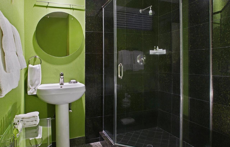 Bathroom, 7 Springs Inn & Suites, Riverside