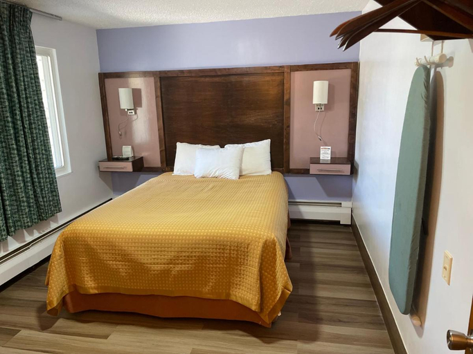 Bedroom 5, Scottish Inn - North Tonawanda, Niagara