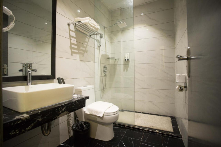 Bathroom, Vienna Hotel (Newly Renovated 2025), Coron