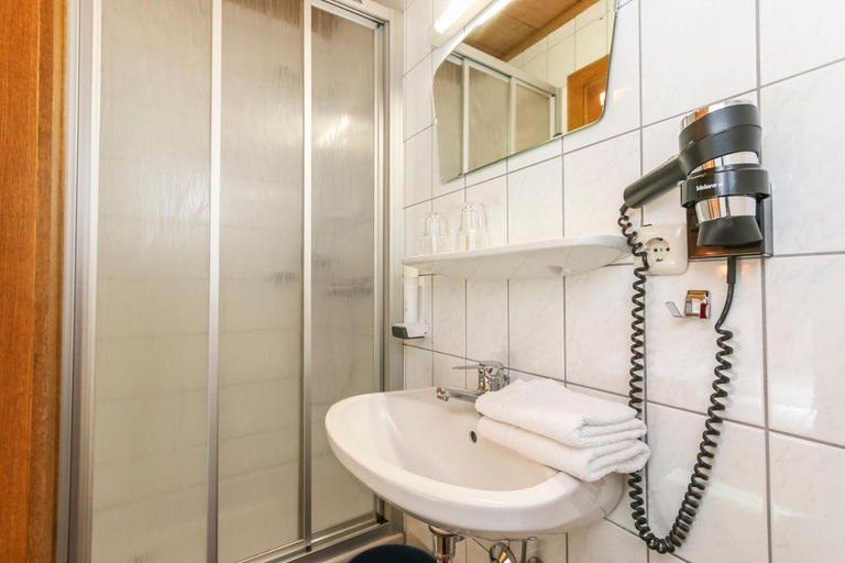 Bathroom 4, Alpenhotel Tauernstuberl, Zell am See
