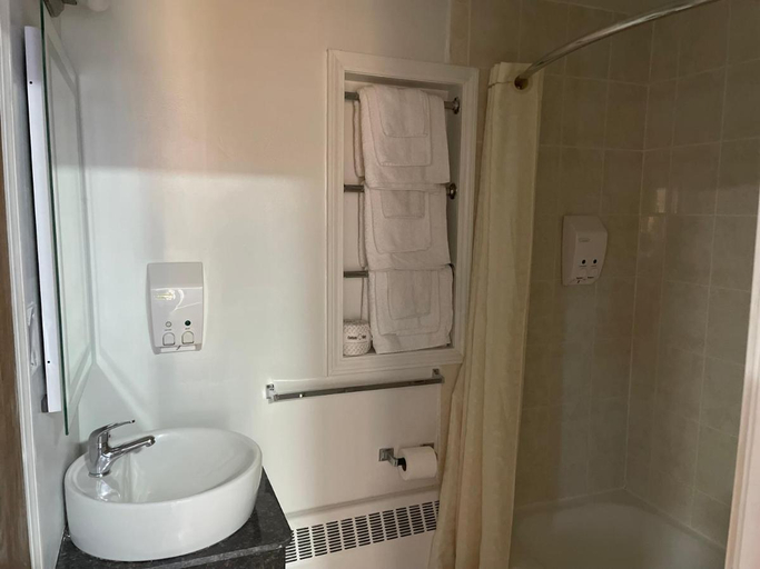 Bathroom 4, Scottish Inn - North Tonawanda, Niagara