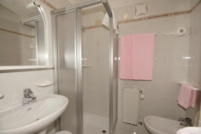Bathroom 3, Hotel Villa Mozart, Trento